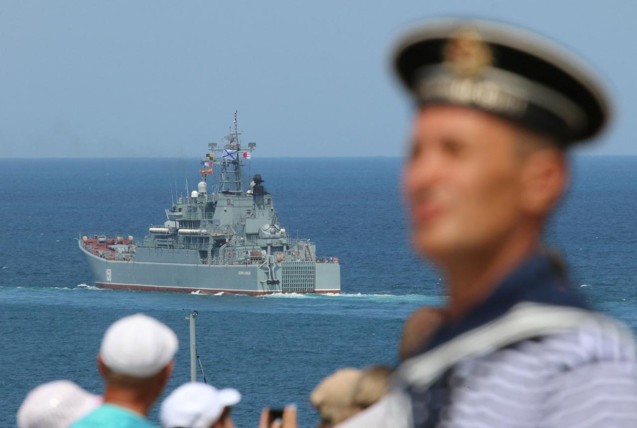 Le navire «Caesar Kunikov», que les services ukrainiens affirment avoir coulé le 14 février dernier, dans le port de Sébastopol, en Crimée, le 26 juillet 2020. © ALEXEY PAVLISHAK / REUTERS
